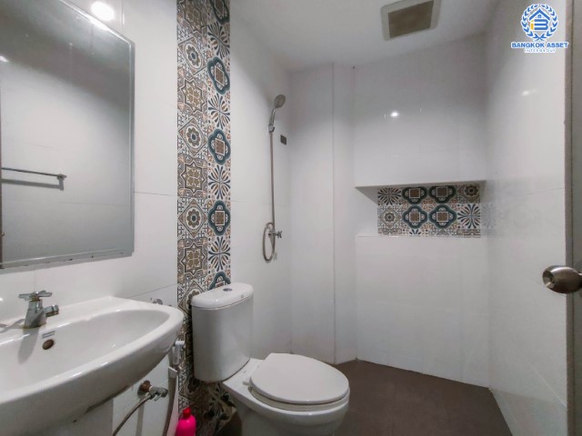 *****ทาวน์โฮมมือสองย่านกรุงเทพฯ ม.เทพประทาน สรงประภา เนื้อที่กว้างขวางถึง 25 ตร.ว. พร้อมฟังก์ชัน 4 ห้องนอน 3 ห้องน้ำ 1 ที่จอดรถ บ้านปรับปรุงใหม่ พร้อมเข้าอยู่ บนทำเลใกล้สนามบินดอนเมือง เข้าสู่ใจกลางเมืองได้อย่างสะดวกสบาย ใกล้รถไฟฟ้าสายสีแดง "สถานีดอนเมือง" และทางด่วน "ศรีสมาน"